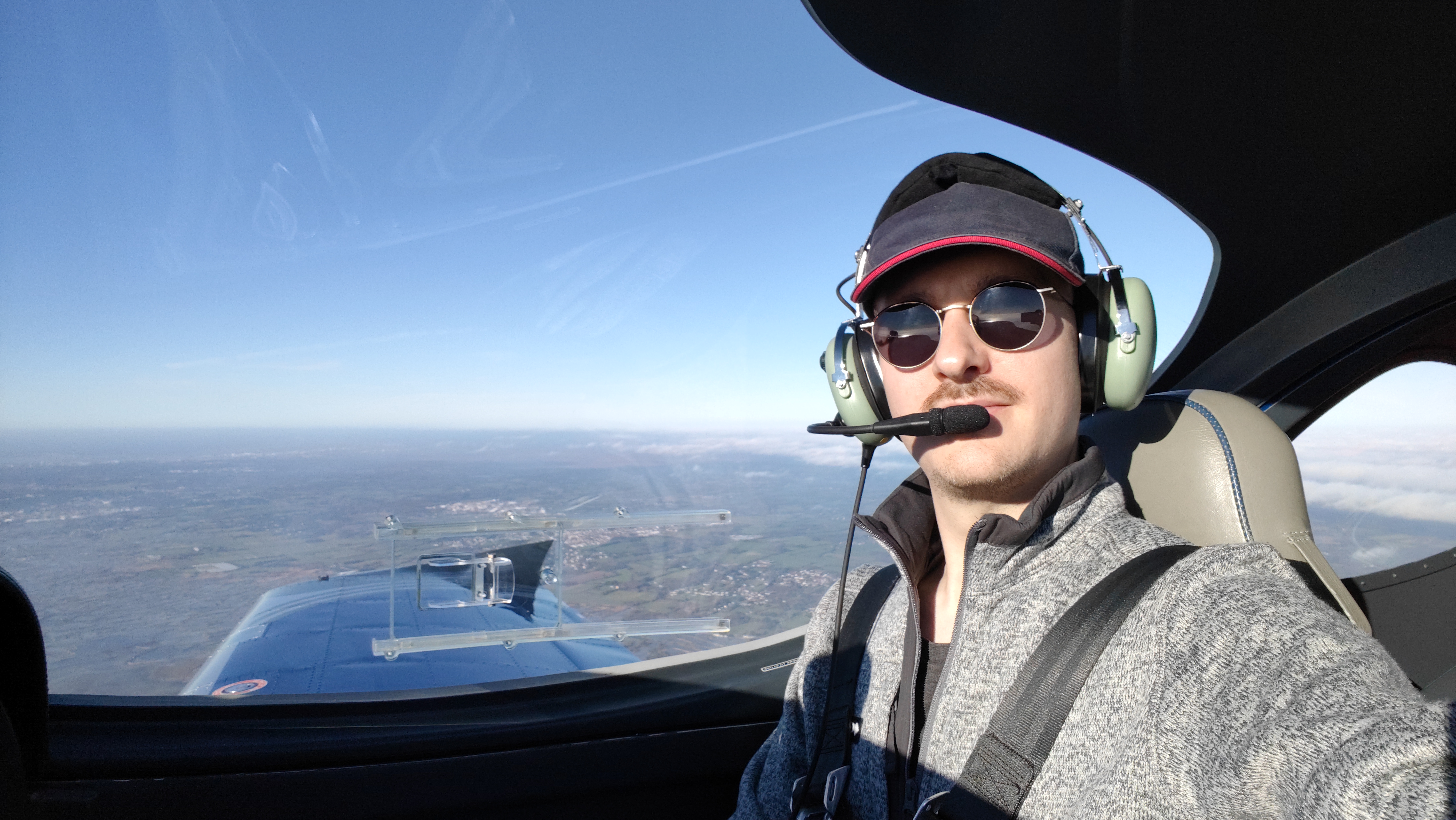 Pilote au poste de pilotage