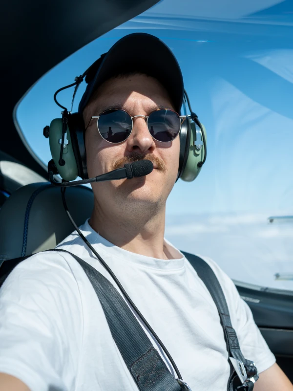 Pilote au poste de pilotage